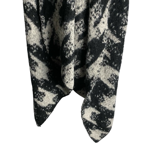 Modena Soft Chunky Knit Black and White Patterned Scarf - Picture 3 of 6
